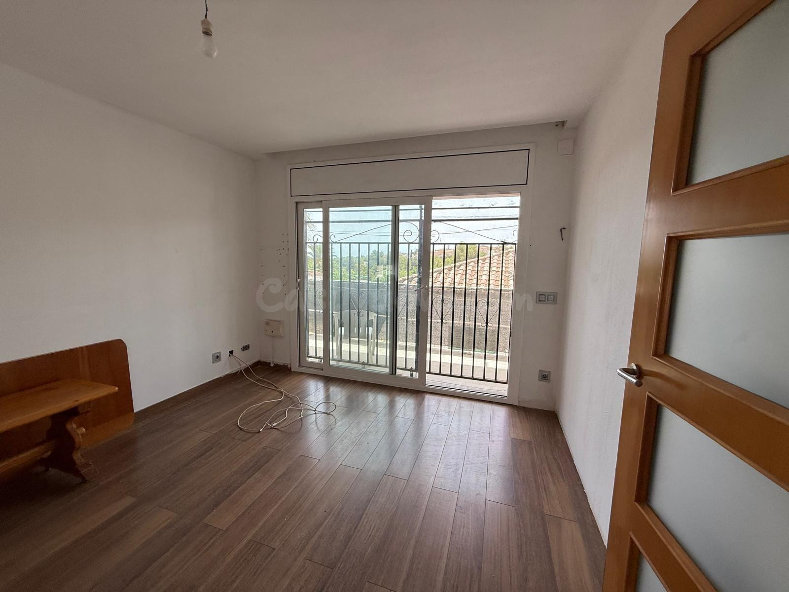 Chalet con jardín privado y gran potencial en La Pobla de Montornès