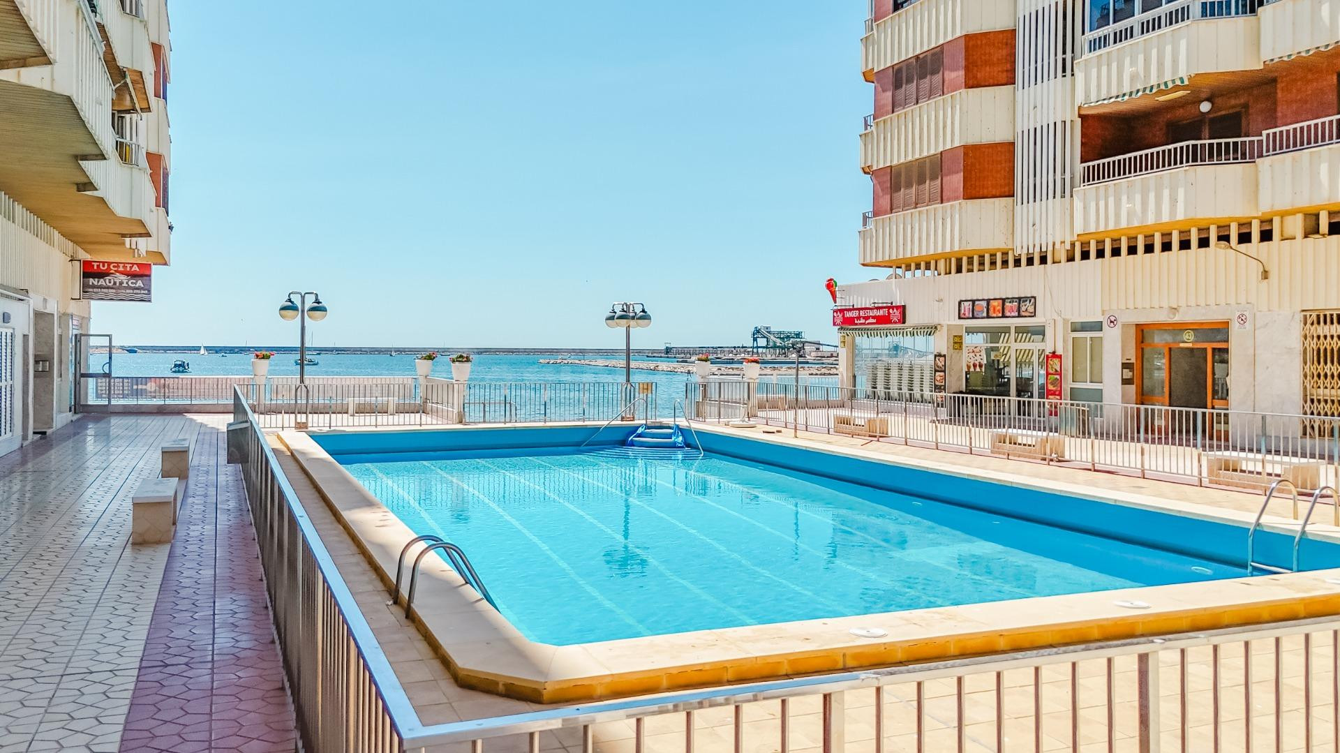 se vende un piso de 3 dormitorios y 2 baños en primera linea del mar, con piscina comunitaria en la playa Asequin en Torrevieja