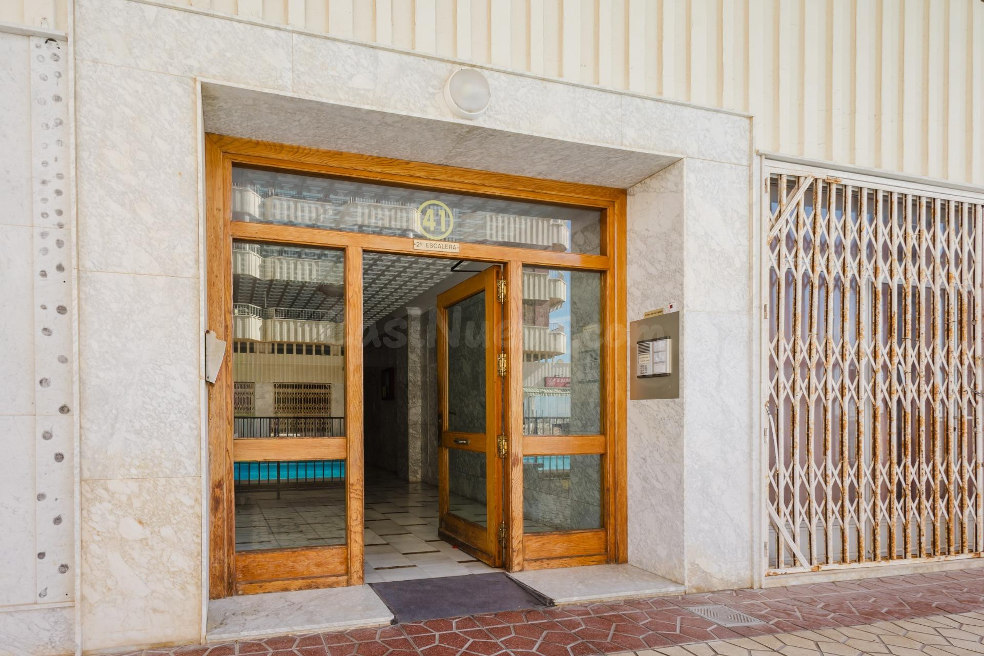 se vende un piso de 3 dormitorios y 2 baños en primera linea - foto 3