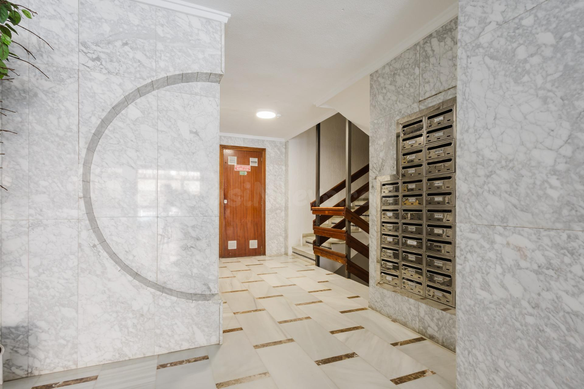 se vende un piso de 3 dormitorios y 2 baños en primera linea - foto 4