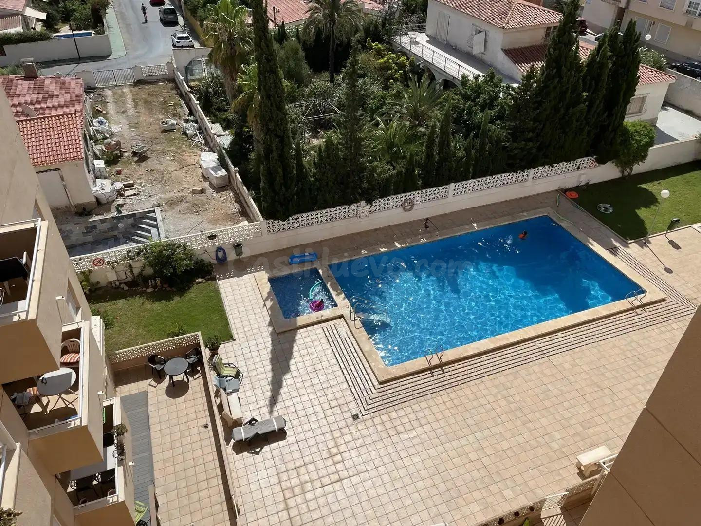 se vende atico de 2 dormitorios en comunidad con piscina, garaje y despensa en Nueva Torrevieja