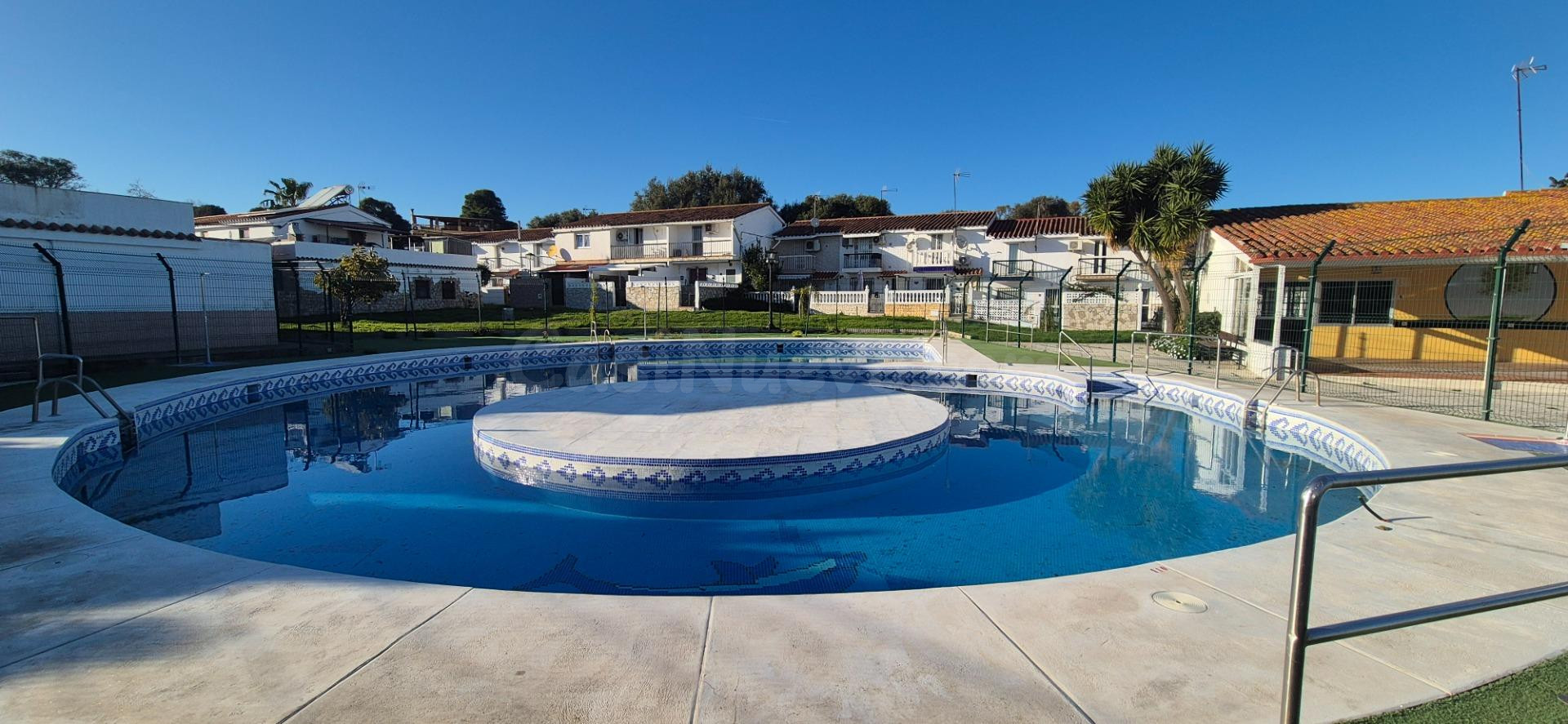 Casa adosada en esquina a 1 km de la playa de Palmones