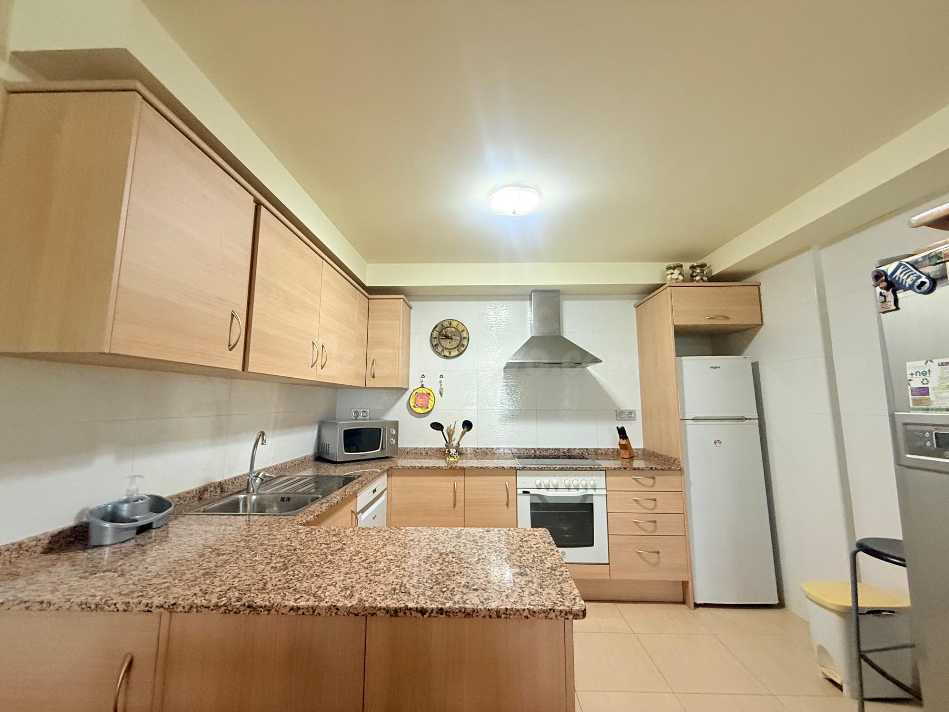 Acogedor y luminoso, apartamento en Camarles. - foto 2