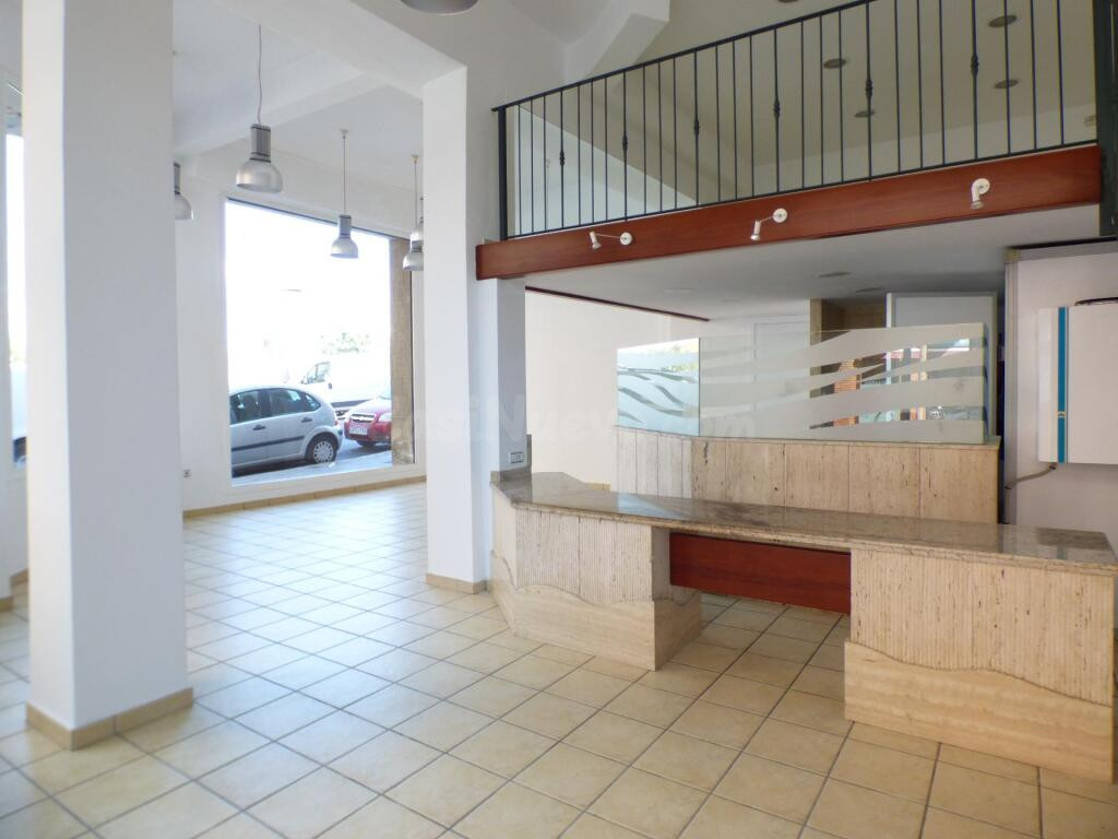 LOCAL TOTALMENTE ESQUINERO CON GRAN APARADOR EN ZONA DE PASO DE MANRESA EN VENTA