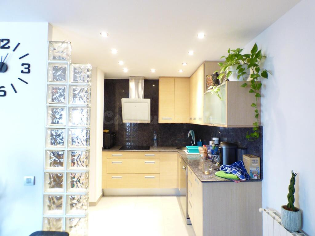 MARAVILLOSO DUPLEX INVERTIDO EN VENTA EN BADALONA CON 3 habi - foto 2