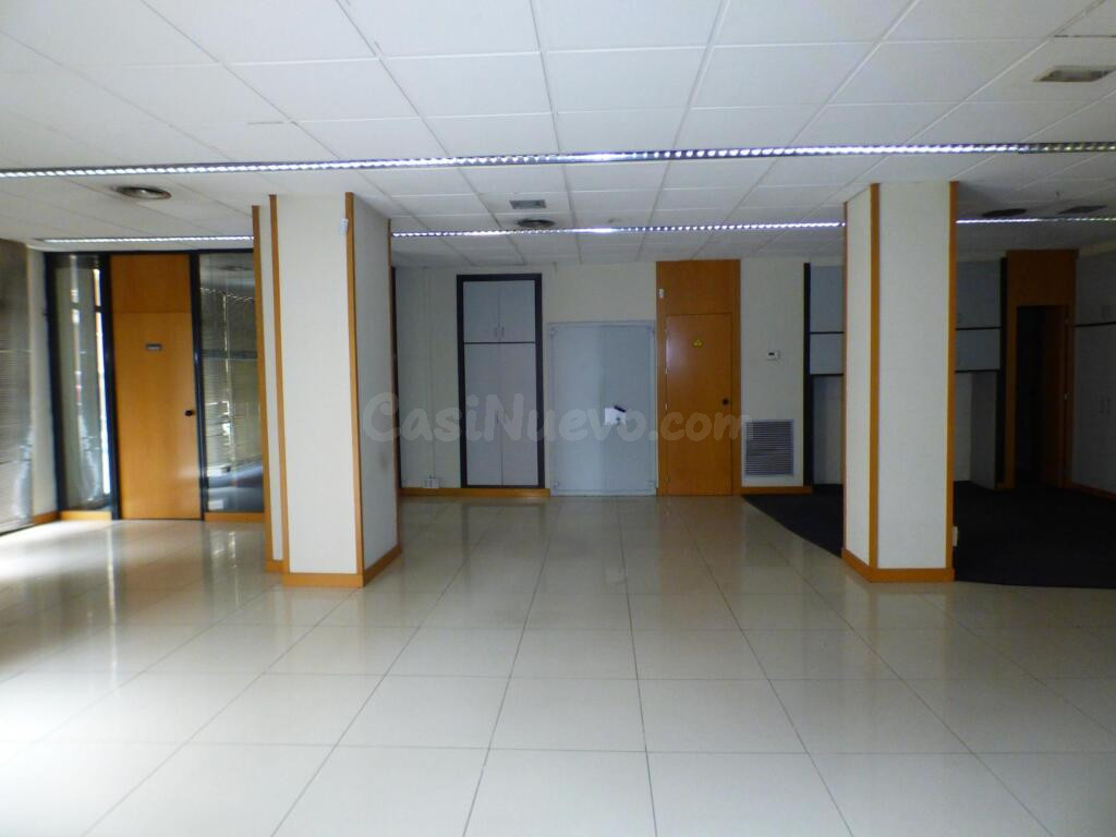 Local comercial esquinero en la zona de Poble Nou - foto 3