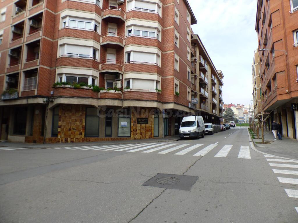 Local comercial esquinero en la zona de Poble Nou - foto 2