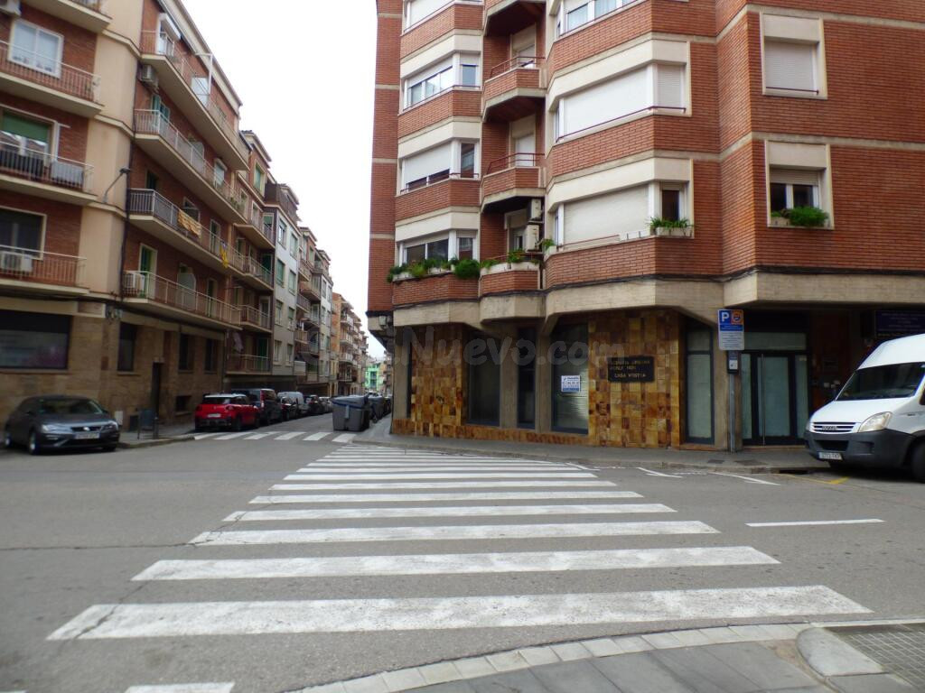 Local comercial esquinero en la zona de Poble Nou - foto 3