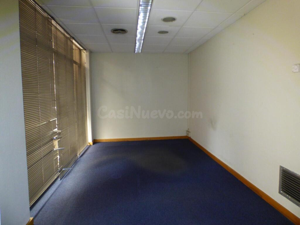 Local comercial esquinero en la zona de Poble Nou - foto 5