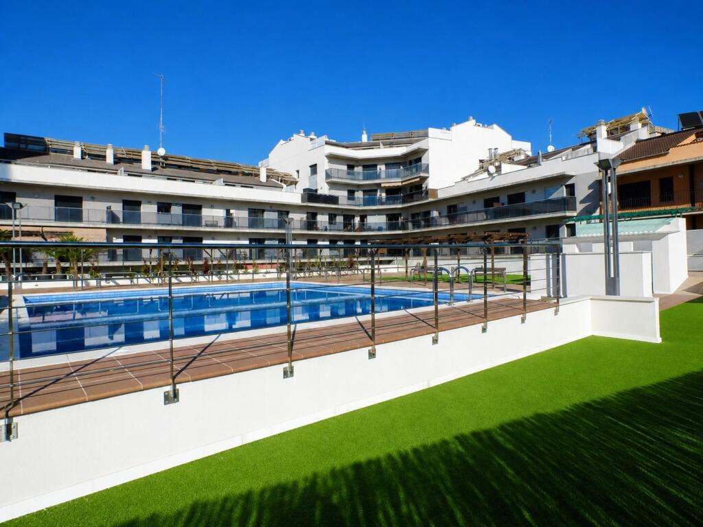 Vivienda exclusiva de 3 habitaciones, seminueva,  con piscina comunitaria en zona Sagrada Familia de Manresa