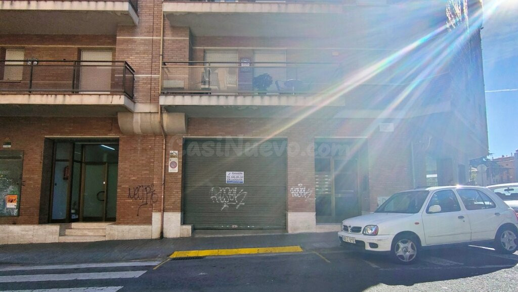 LOCAL DE 80 M2 CON PUERTA AUTOMÁTICA Y MUELLE DE CARGA EN AL