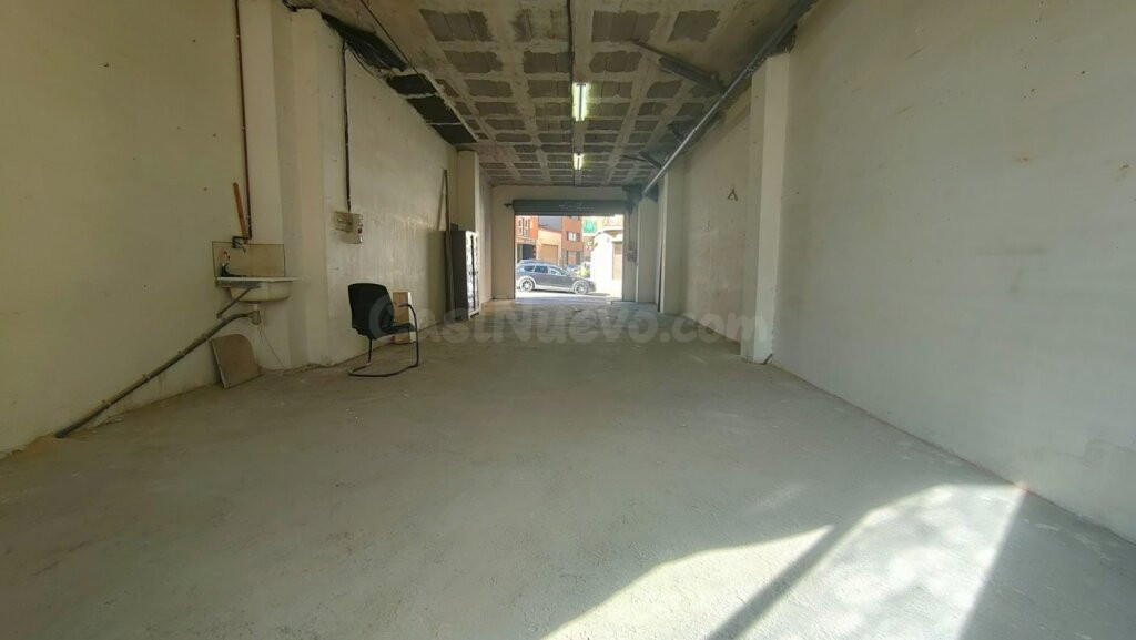 LOCAL DE 80 M2 CON PUERTA AUTOMÁTICA Y MUELLE DE CARGA EN AL - foto 2