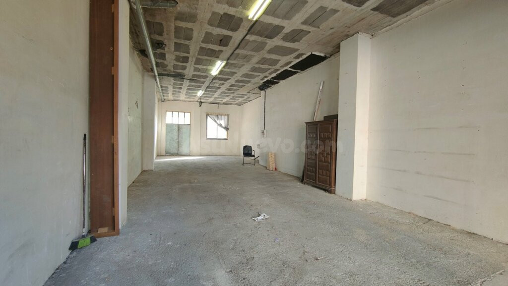 LOCAL DE 80 M2 CON PUERTA AUTOMÁTICA Y MUELLE DE CARGA EN AL - foto 4