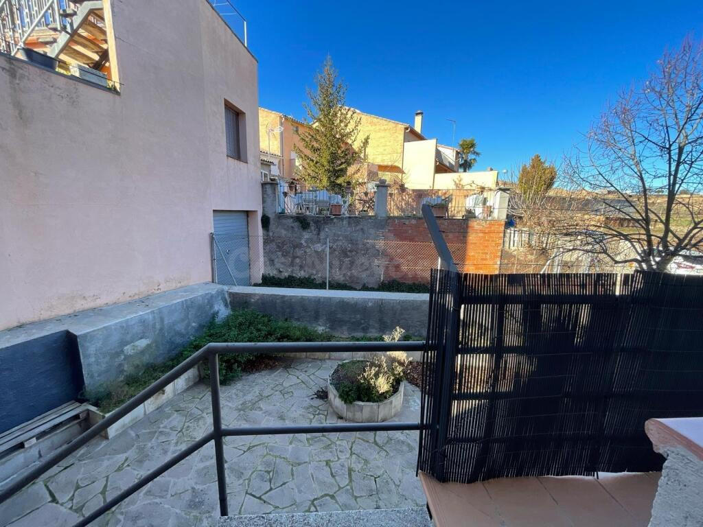Casa con encanto, terreno adicional y gran potencial en plen - foto 3