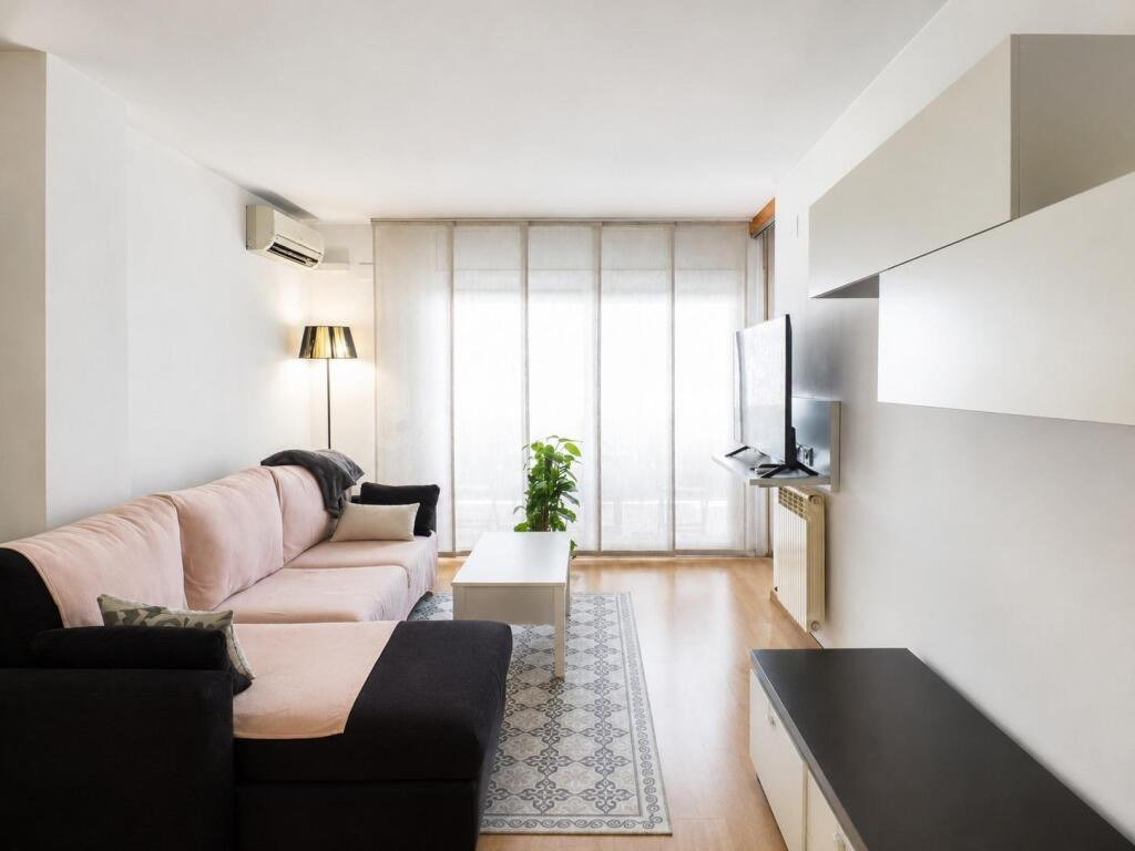 Amplia vivienda seminueva con dos terrazas, zona comunitaria y dos plazas de parking opcionales en la zona de Sagrada Família de Manresa