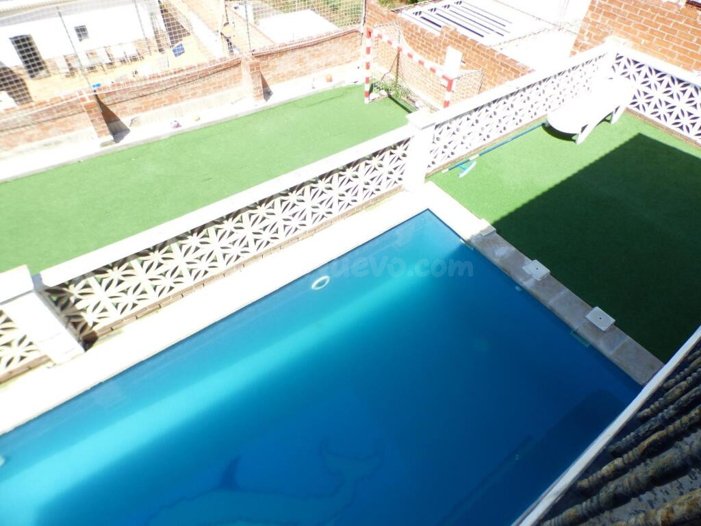 Chalet independiente con piscina, campo de fútbol y amplias 