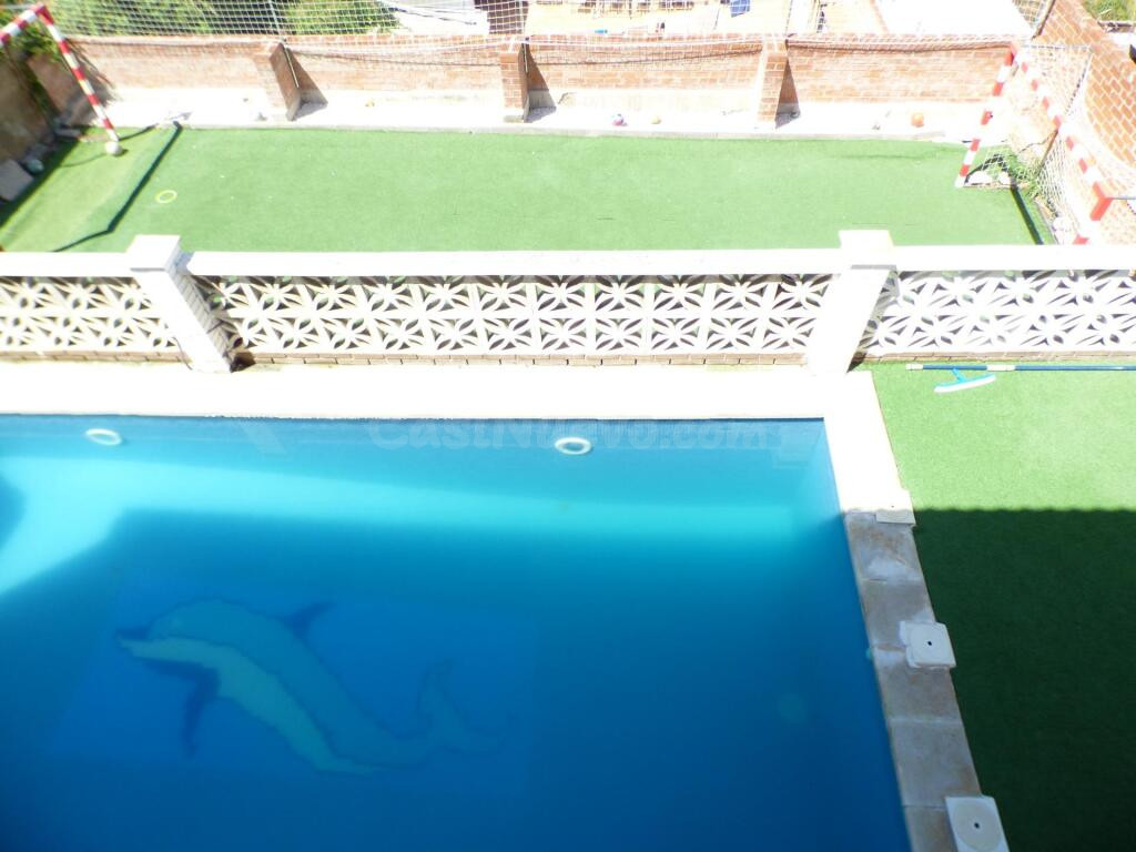 Chalet independiente con piscina, campo de fútbol y amplias  - foto 2