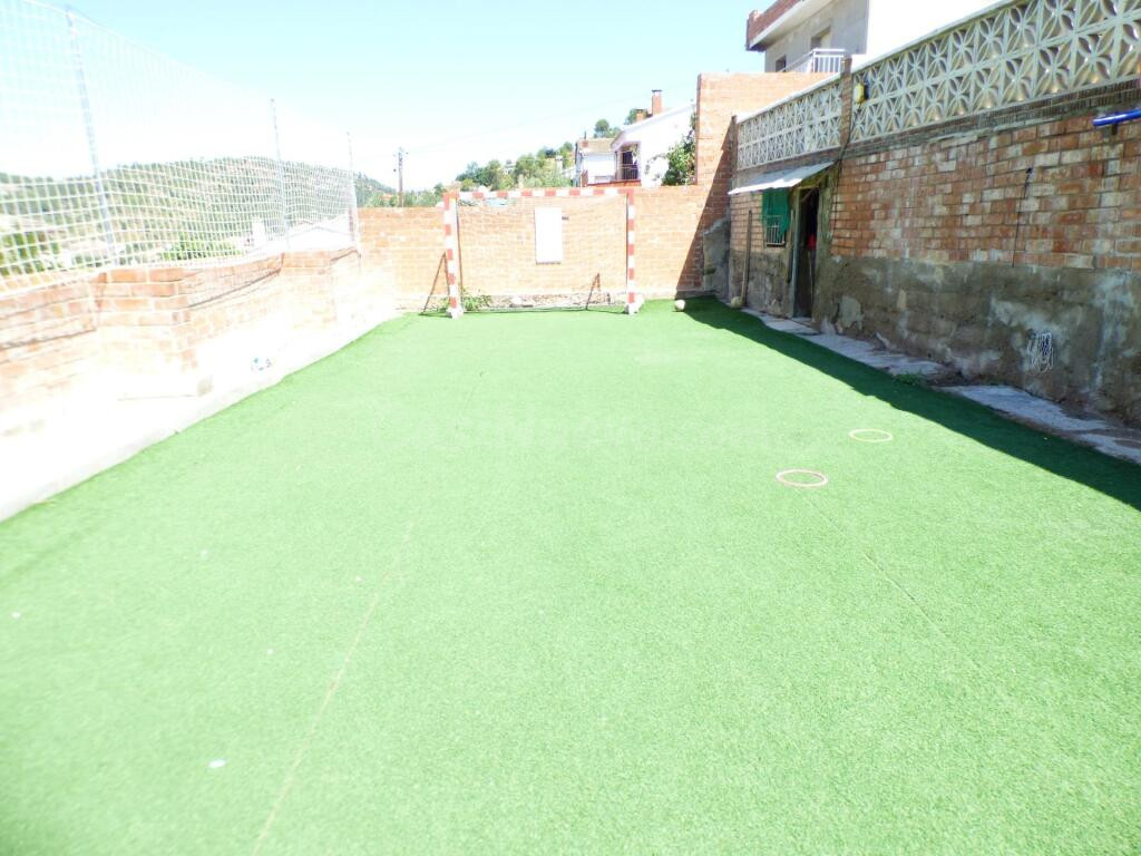 Chalet independiente con piscina, campo de fútbol y amplias  - foto 3