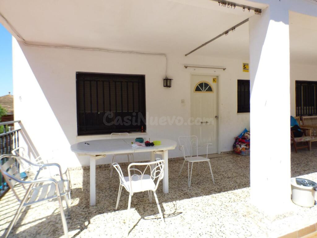 Chalet independiente con piscina, campo de fútbol y amplias  - foto 4