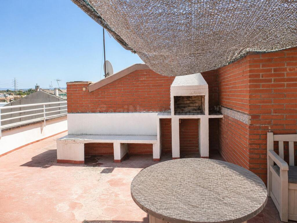 Exclusivo ático dúplex junto a las Bases de Manresa, con 191