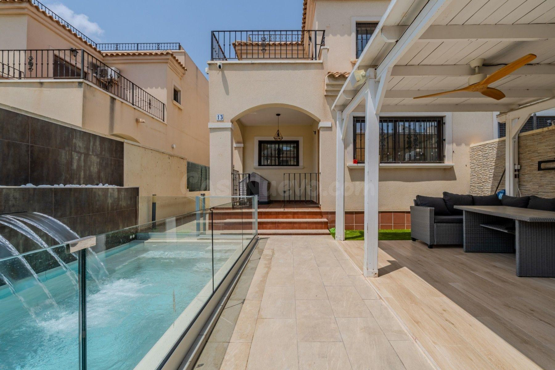 Casa adosada espaciosa y muy bien conservada (aprox. 114 m2 + terrazas) cerca de colegios y supermercados. Piscina privada pequeña, piscina comunitaria grande y amplia terraza en la azotea.