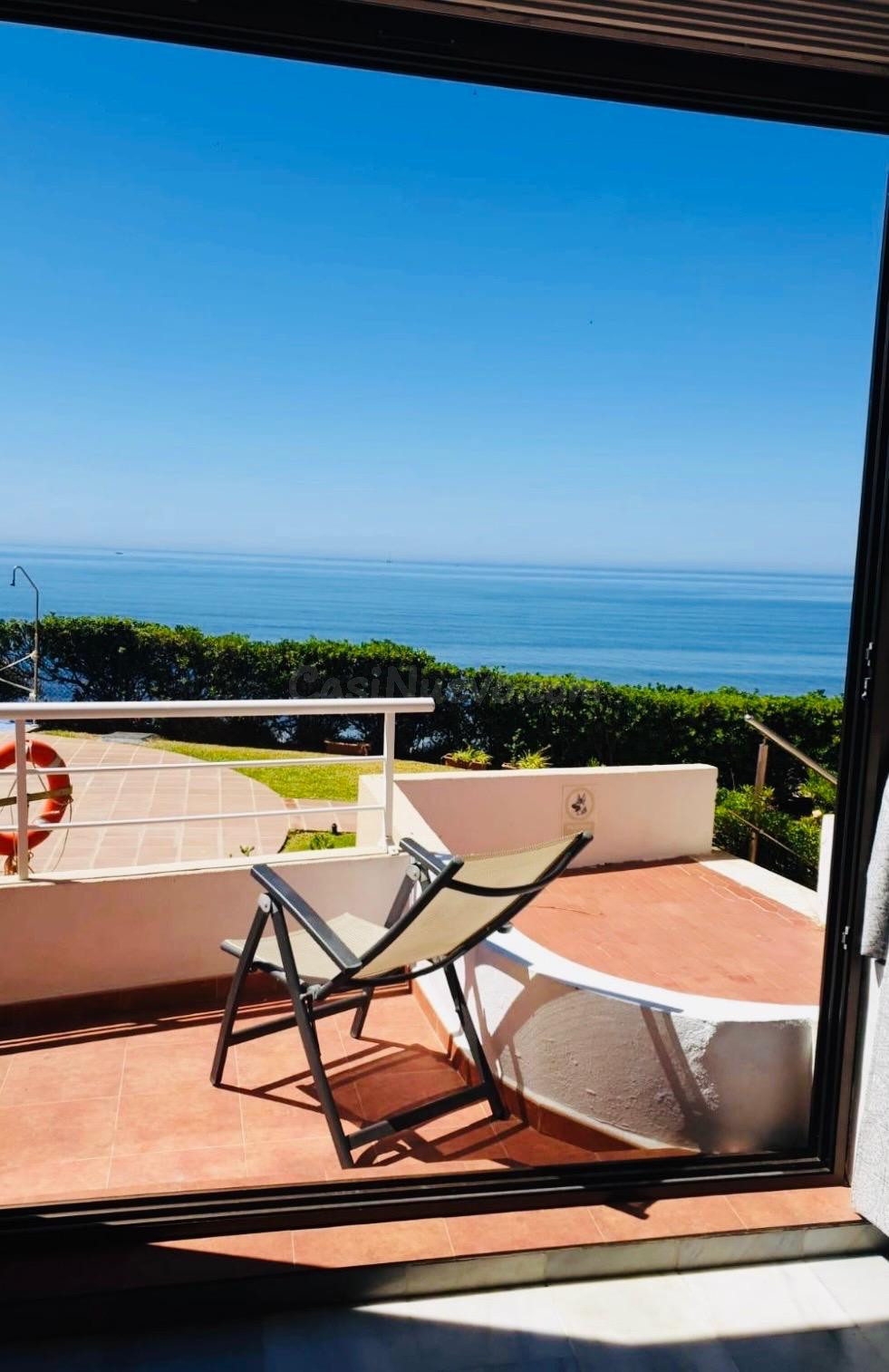 PISO EN PRIMERA LÍNEA DE PLAYA CON VISTAS AL MAR EN LA CALA DE MIJAS