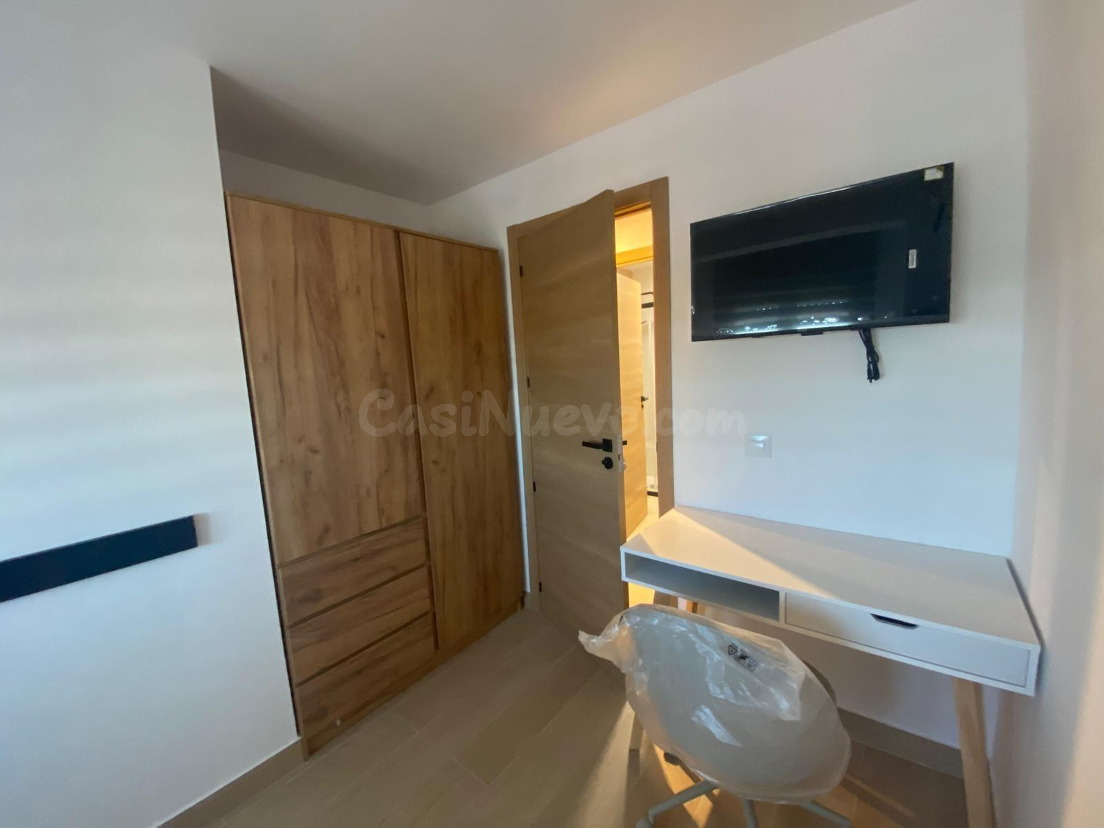 ALQUILER HABITACIÓN MEDIANA INDEPENDIENTE EN PISO COMPARTIDO.
