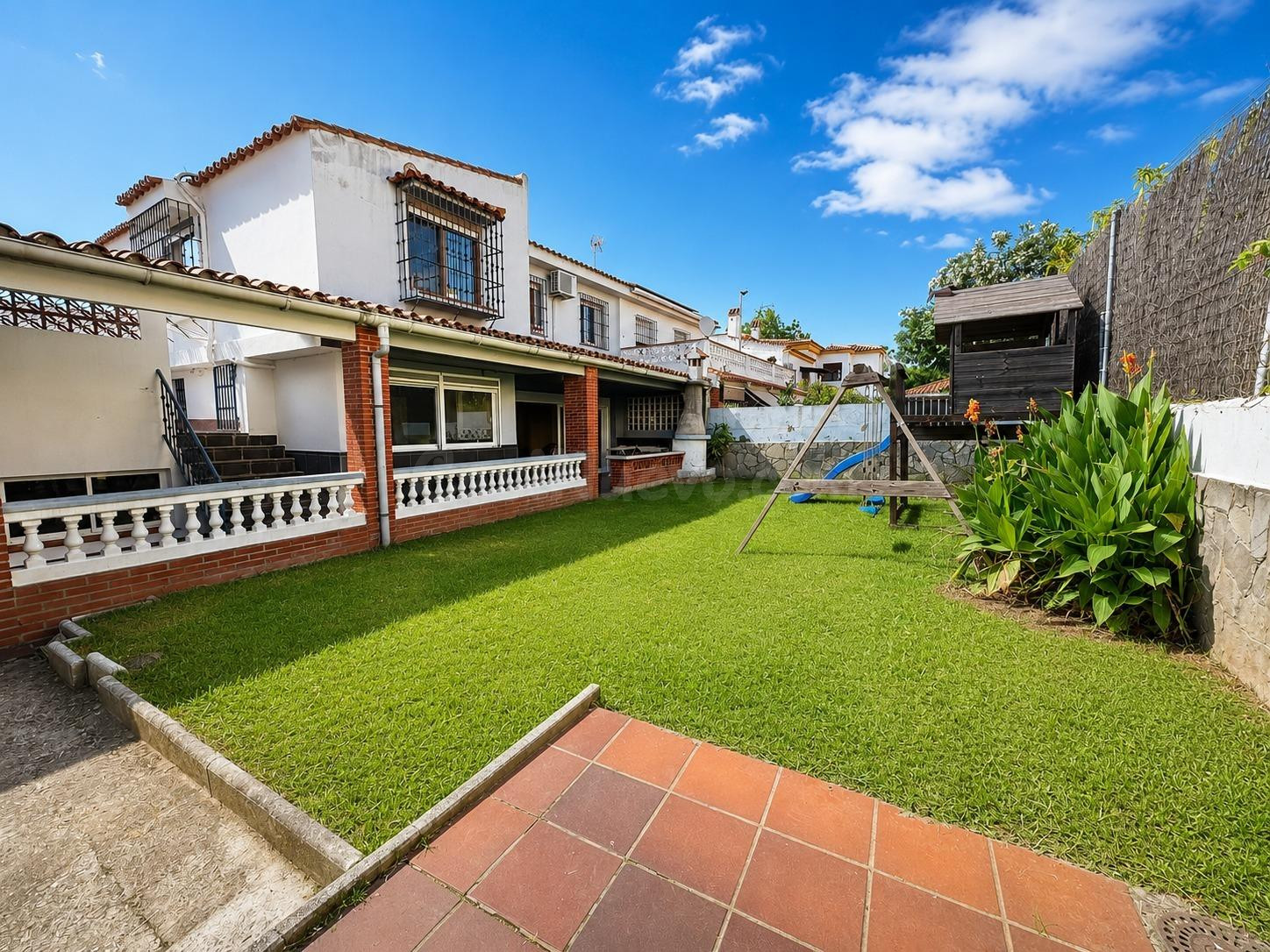 ¡CHALET PAREADO EN LOS BARRIOS CON JARDÍN!