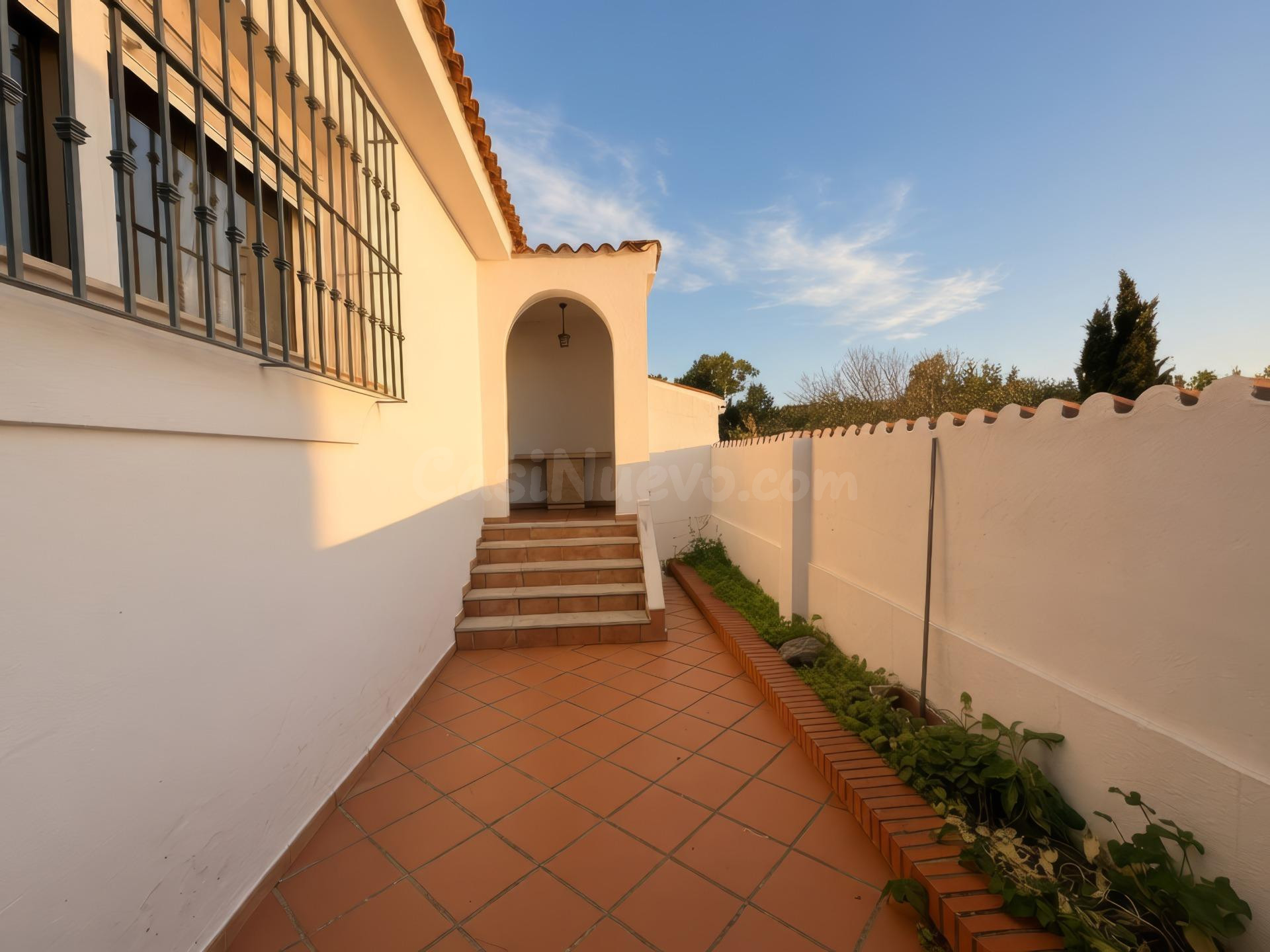¡CHALET PAREADO EN LOS BARRIOS CON JARDÍN! - foto 2