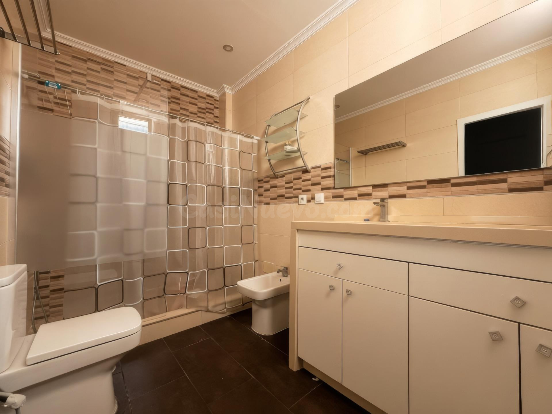 ¡CHALET PAREADO EN LOS BARRIOS CON JARDÍN! - foto 4