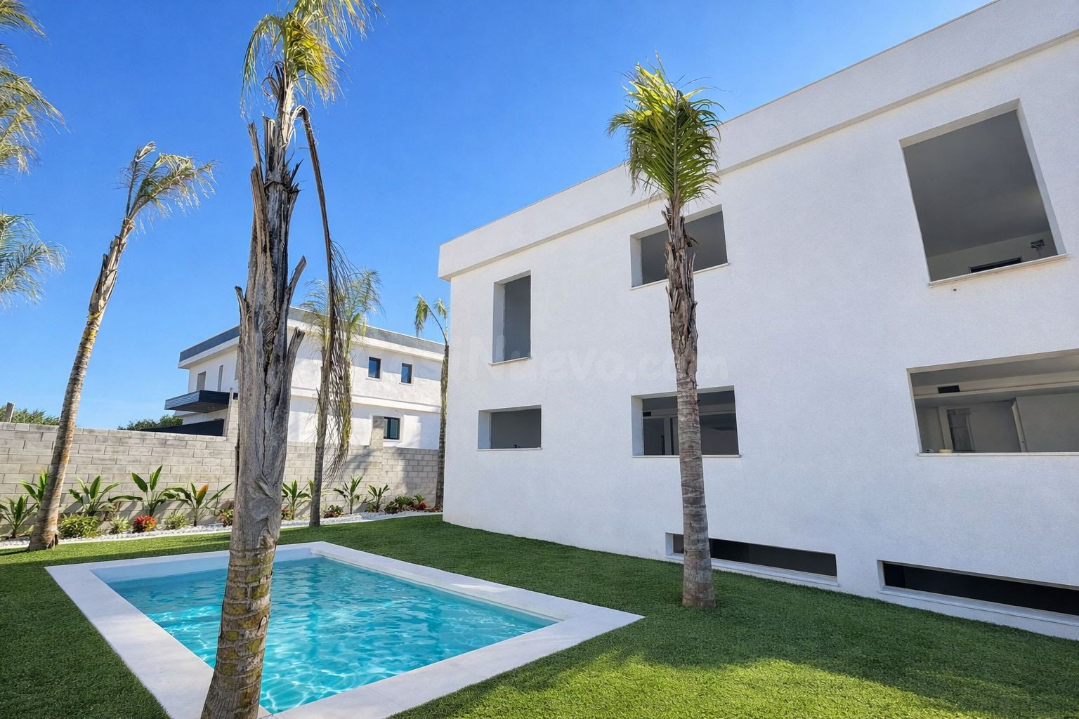 Chalet pareado moderno con piscina privada y semisótano en Alhaurín de la Torre