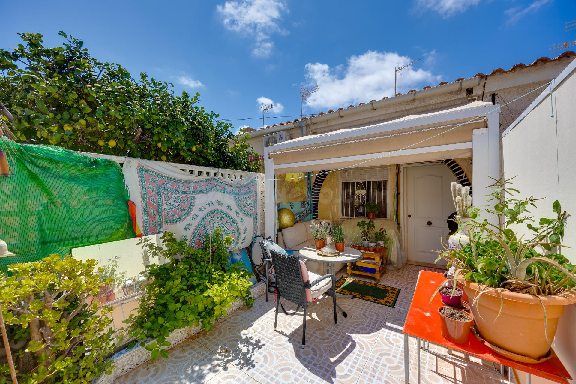 Bungalow sin vecinos arriba de 1 dormitorio con patio en Nue