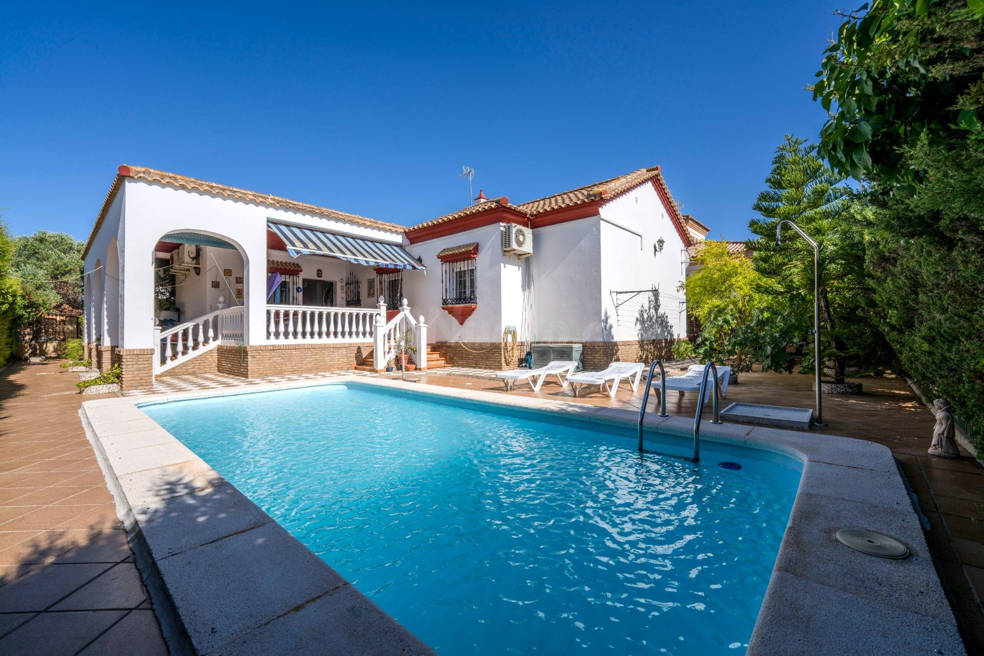 CHALET INDEPENDIENTE CON PISCINA PRIVADA, JARDÍN Y GARAJE EN AYAMONTE