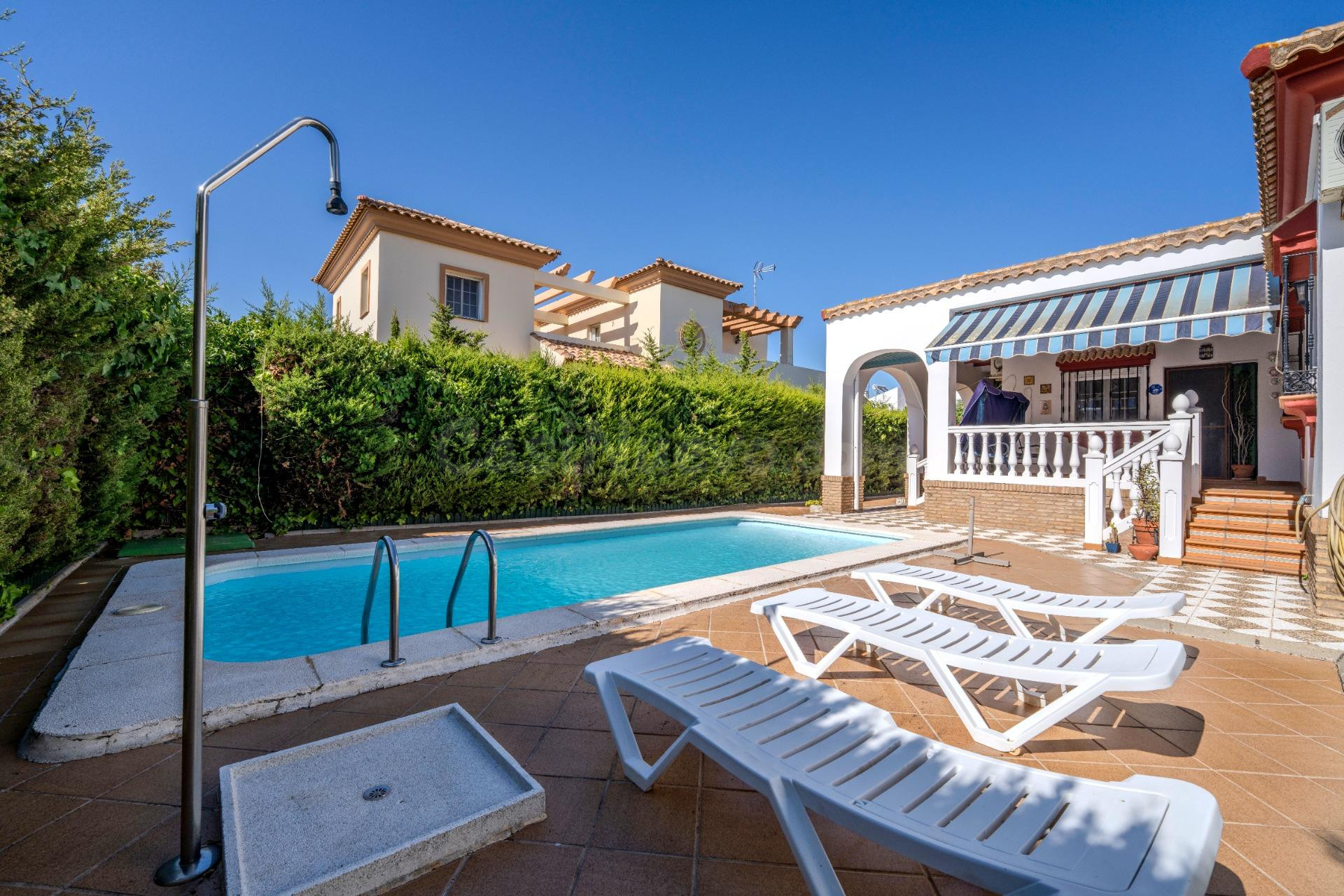 CHALET INDEPENDIENTE CON PISCINA PRIVADA, JARDÍN Y GARAJE EN - foto 2
