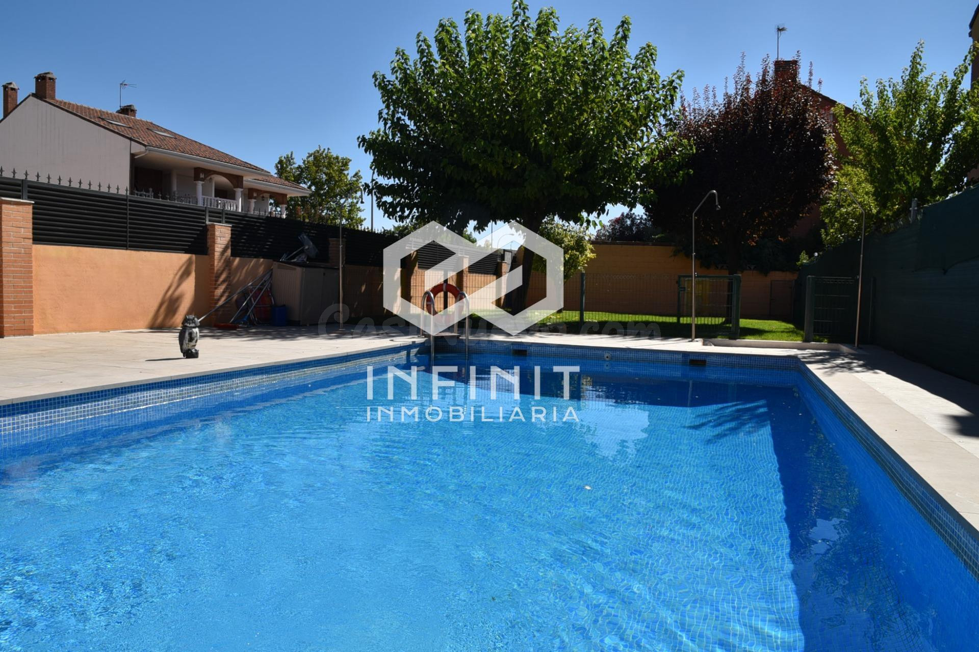 ¡PEDAZO DE CASA! ADOSADO CON PISCINA, JARDÍN Y ESPACIO PARA TODA LA FAMILIA✨