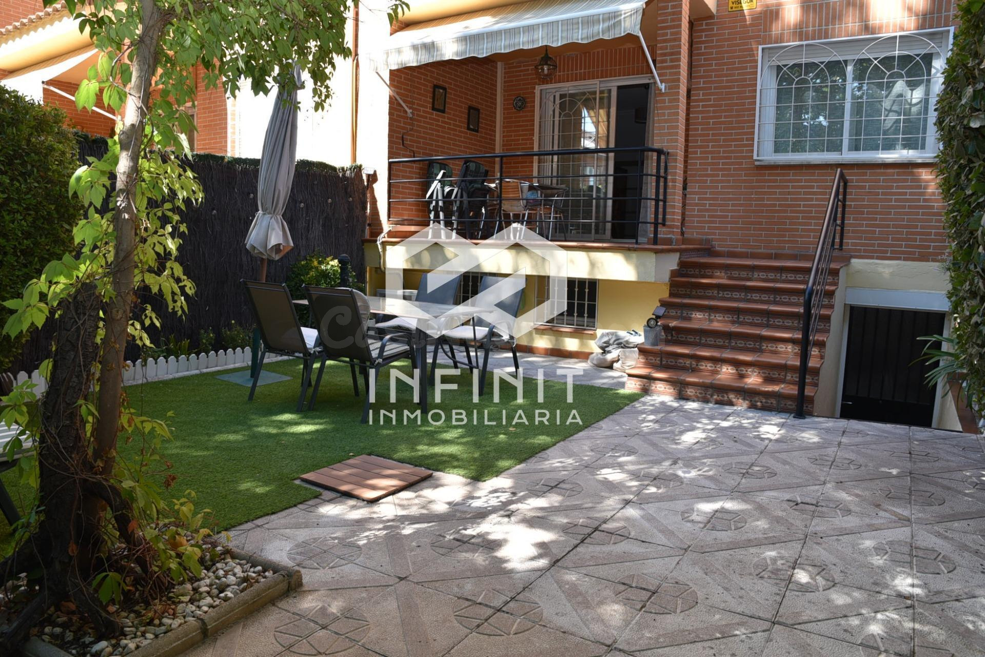 ¡PEDAZO DE CASA! ADOSADO CON PISCINA, JARDÍN Y ESPACIO PARA  - foto 2
