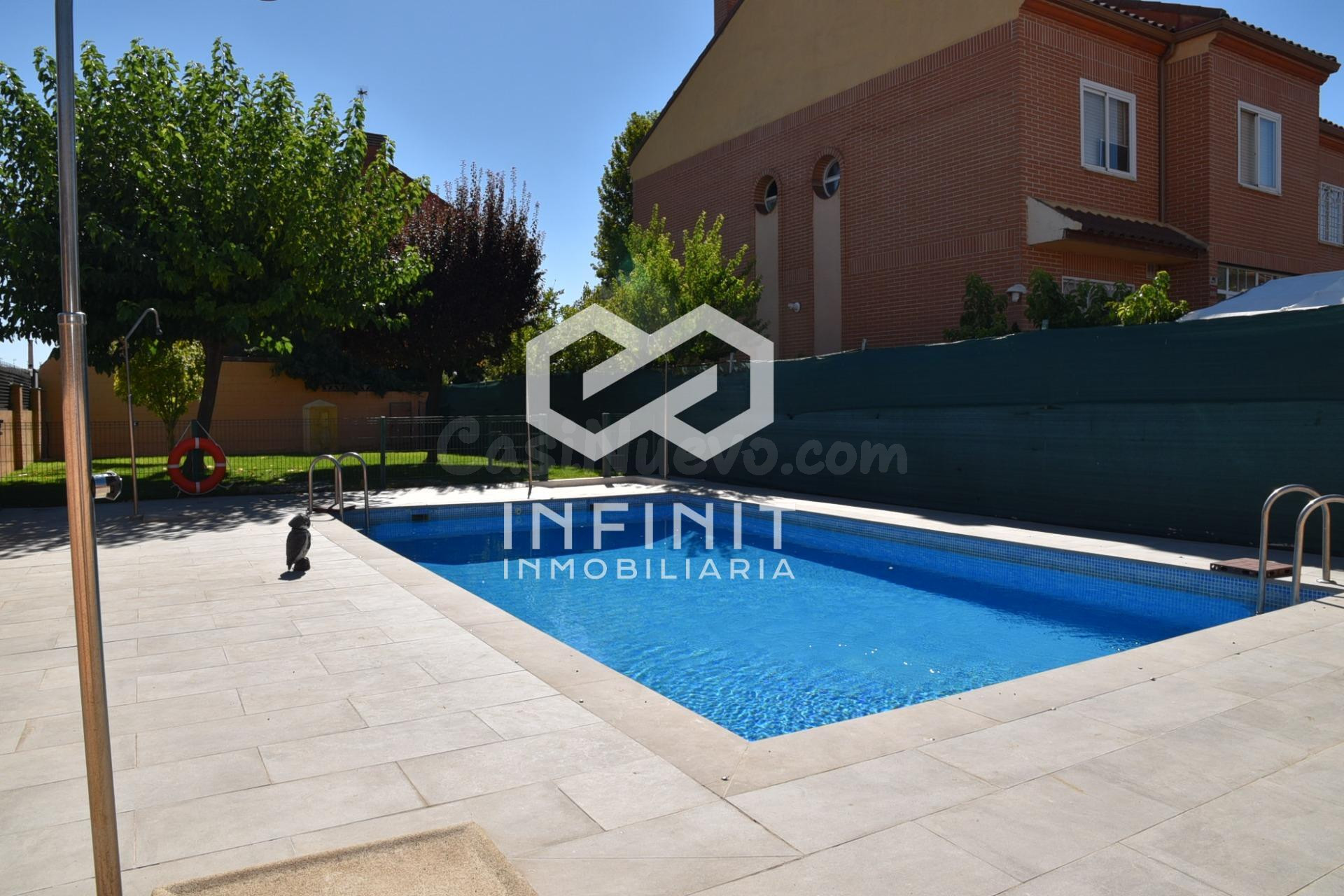 ¡PEDAZO DE CASA! ADOSADO CON PISCINA, JARDÍN Y ESPACIO PARA  - foto 3