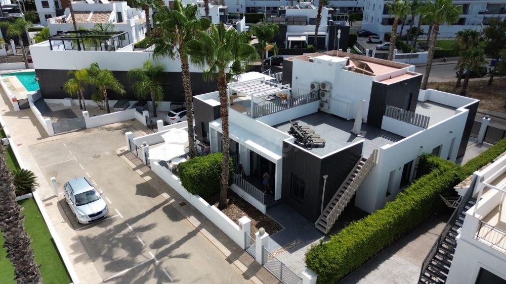 CASA DE UNA PLANTA CON SOLARIUM PRIVADO Y PISCINA | CERCA DE LA FUENTE