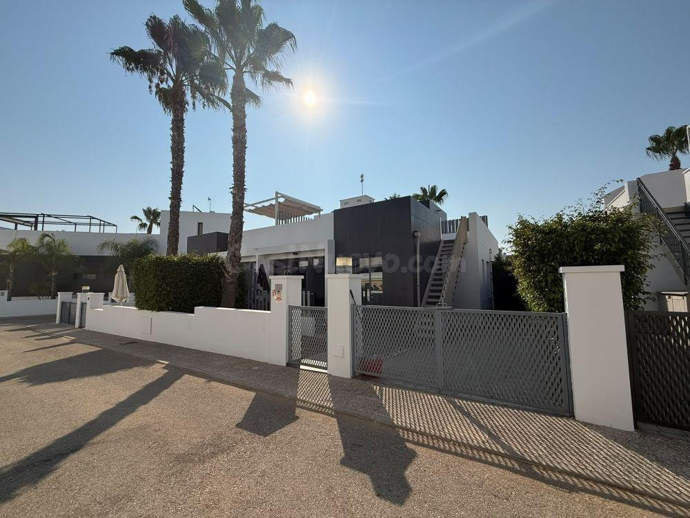 CASA DE UNA PLANTA CON SOLARIUM PRIVADO Y PISCINA | CERCA DE - foto 2