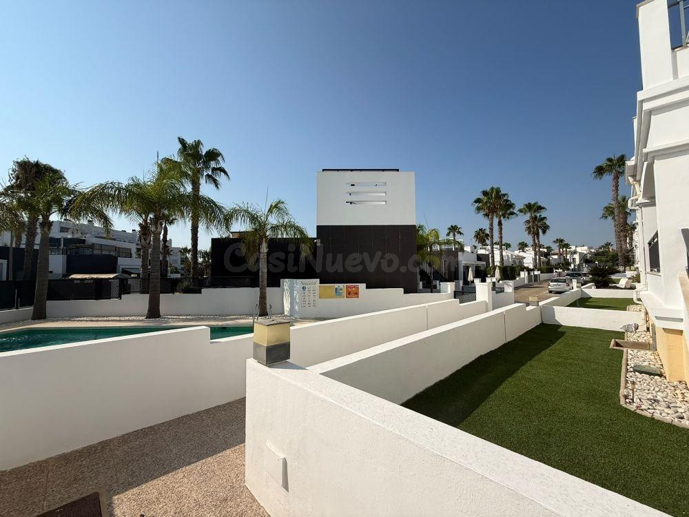 CASA DE UNA PLANTA CON SOLARIUM PRIVADO Y PISCINA | CERCA DE - foto 3