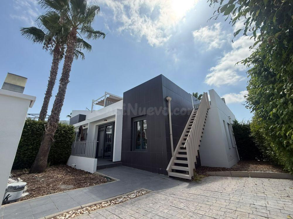 CASA DE UNA PLANTA CON SOLARIUM PRIVADO Y PISCINA | CERCA DE - foto 4