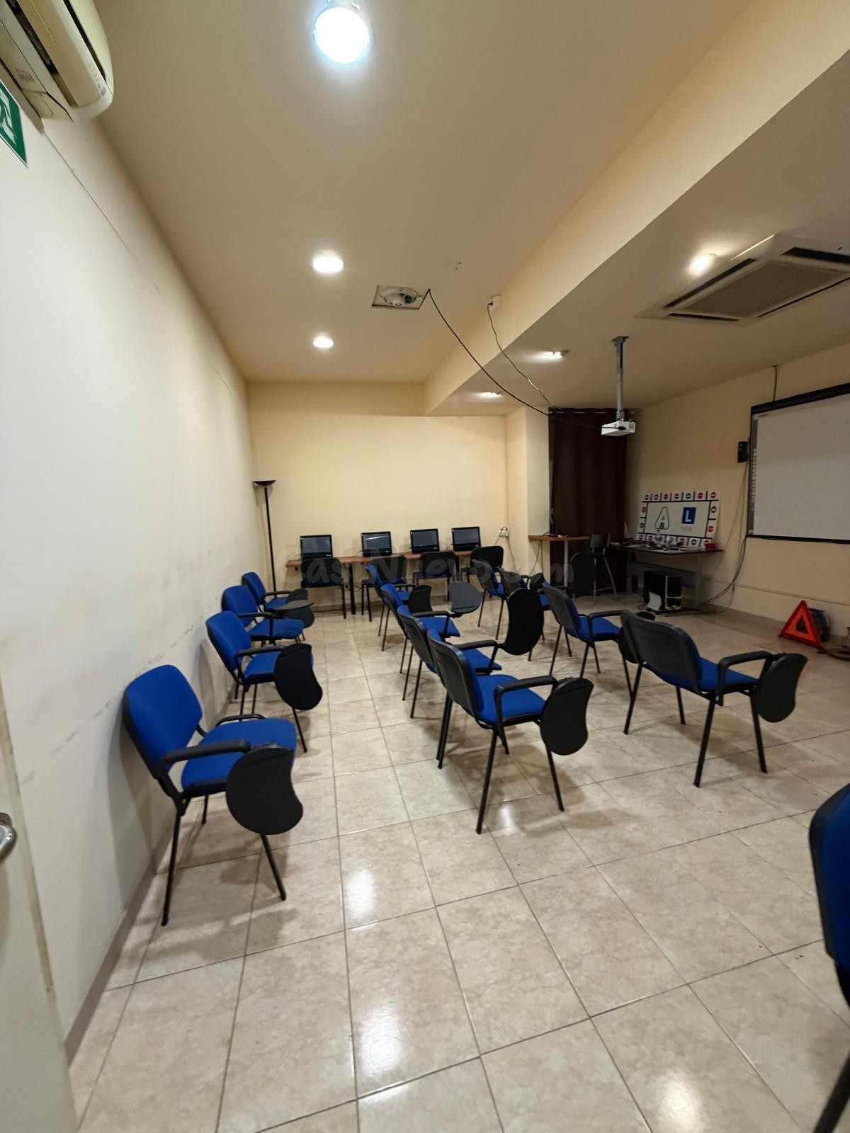 Traspaso de AUTOESCUELA en pleno funcionamiento con licencia - foto 2