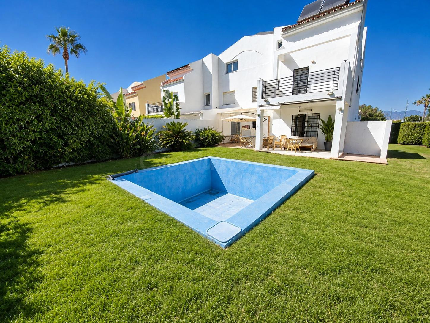 ¡AMPLIO ADOSADO CON PISCINA A SOLO 800 METROS DE LA PLAYA EN GUADALMAR! ☀️