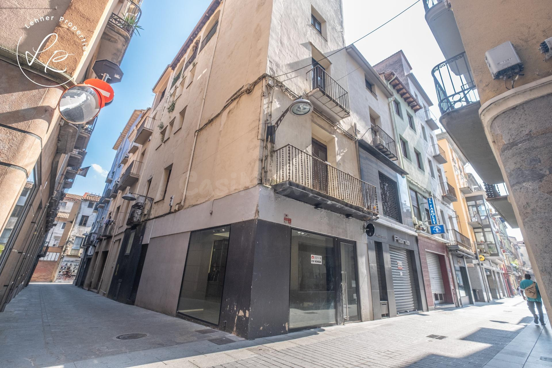 Edificio de 4 plantas con alto potencial de inversión en el centro comercial de Olot