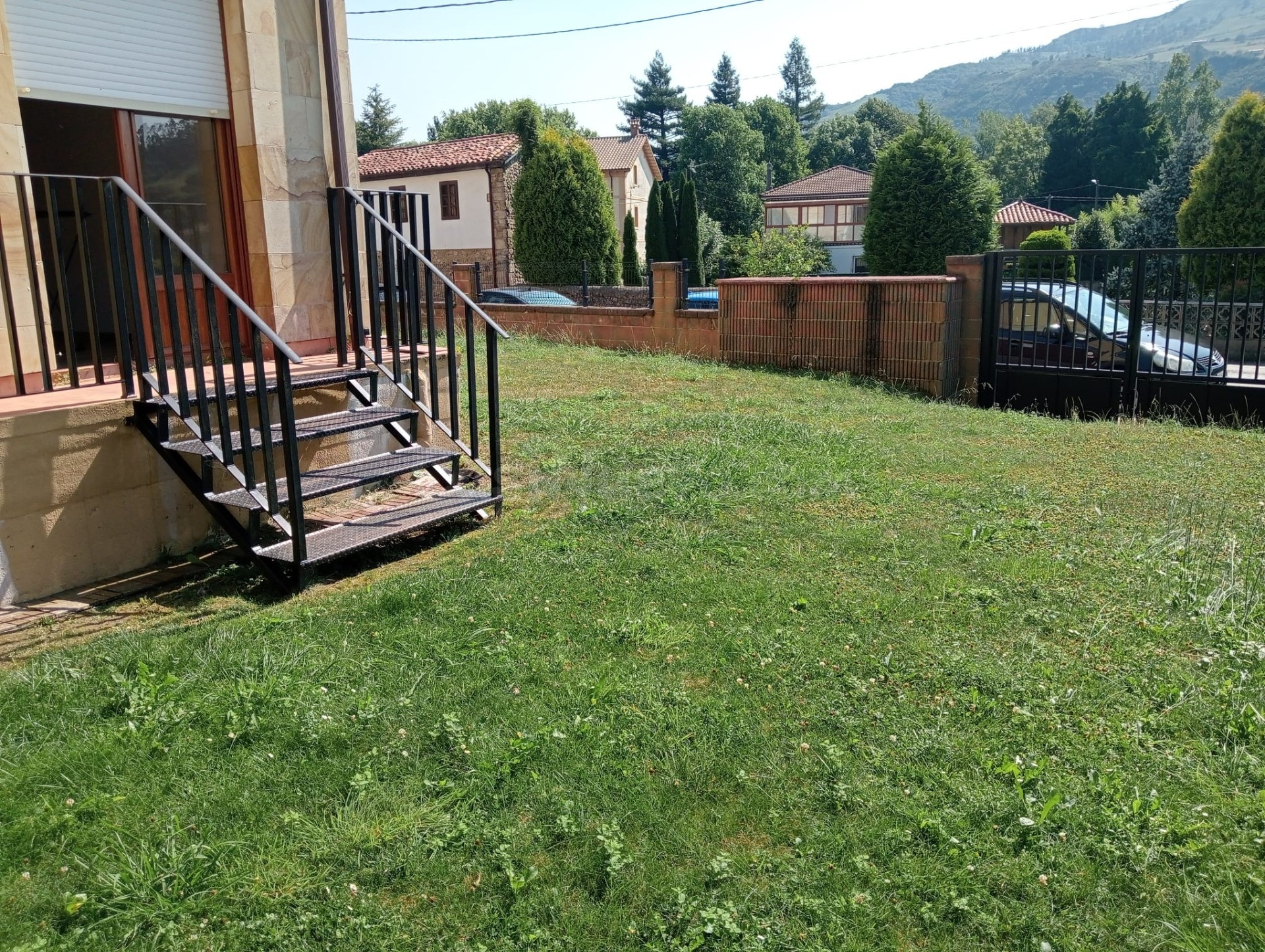 BAJO CON JARDIN - foto 3