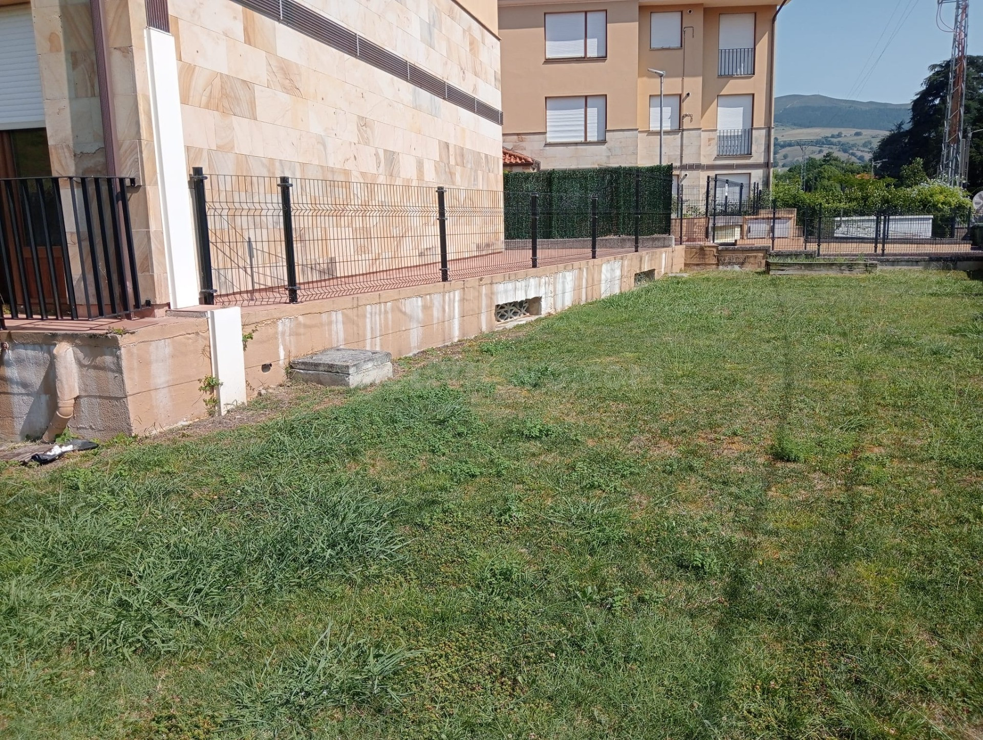BAJO CON JARDIN - foto 5
