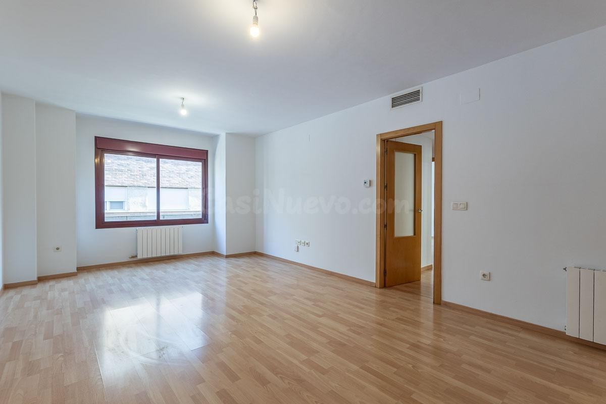 Ático dúplex junto Alhamar con 2 garajes y 2 trasteros - foto 2