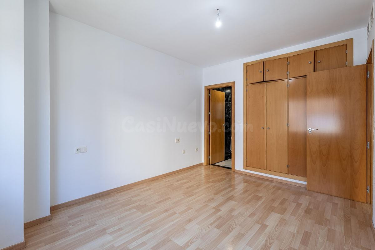 Ático dúplex junto Alhamar con 2 garajes y 2 trasteros - foto 14