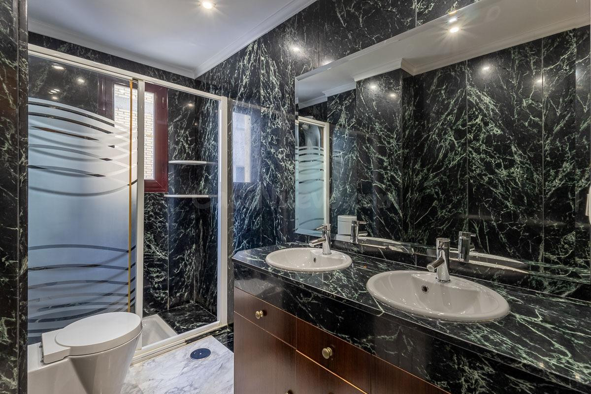 Ático dúplex junto Alhamar con 2 garajes y 2 trasteros - foto 19