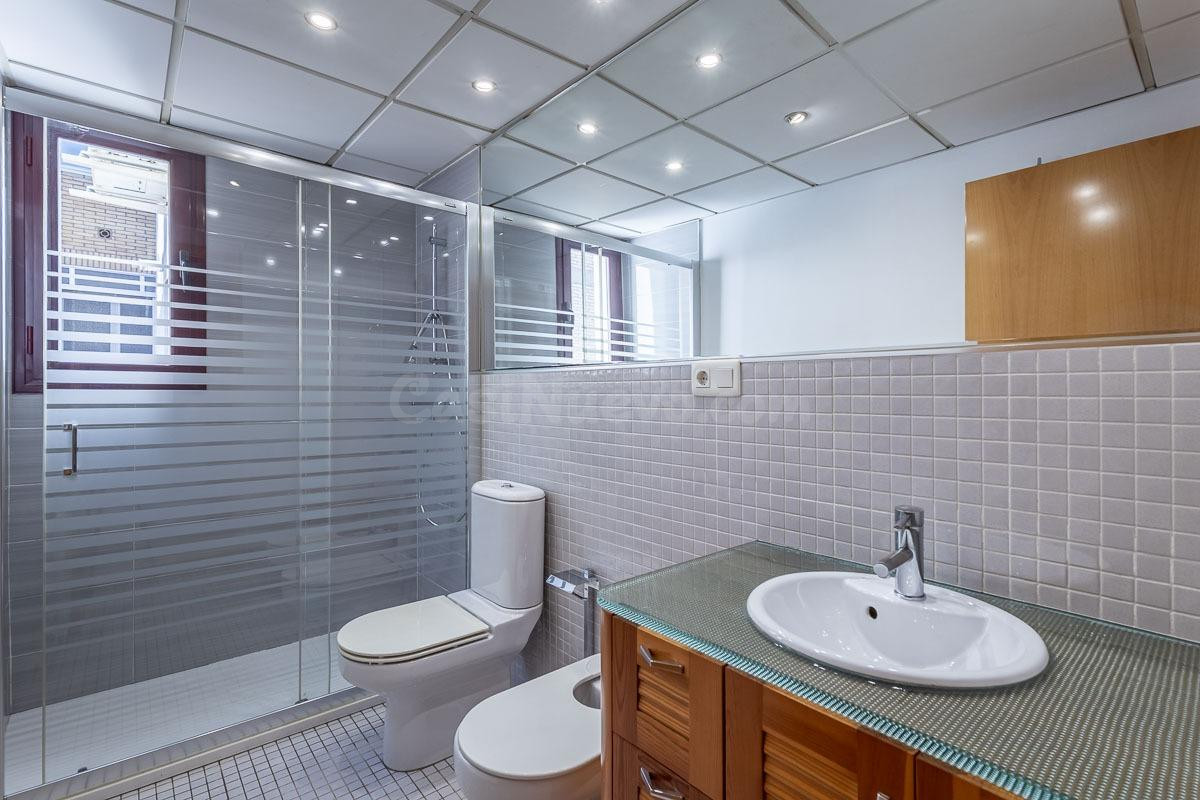 Ático dúplex junto Alhamar con 2 garajes y 2 trasteros - foto 20
